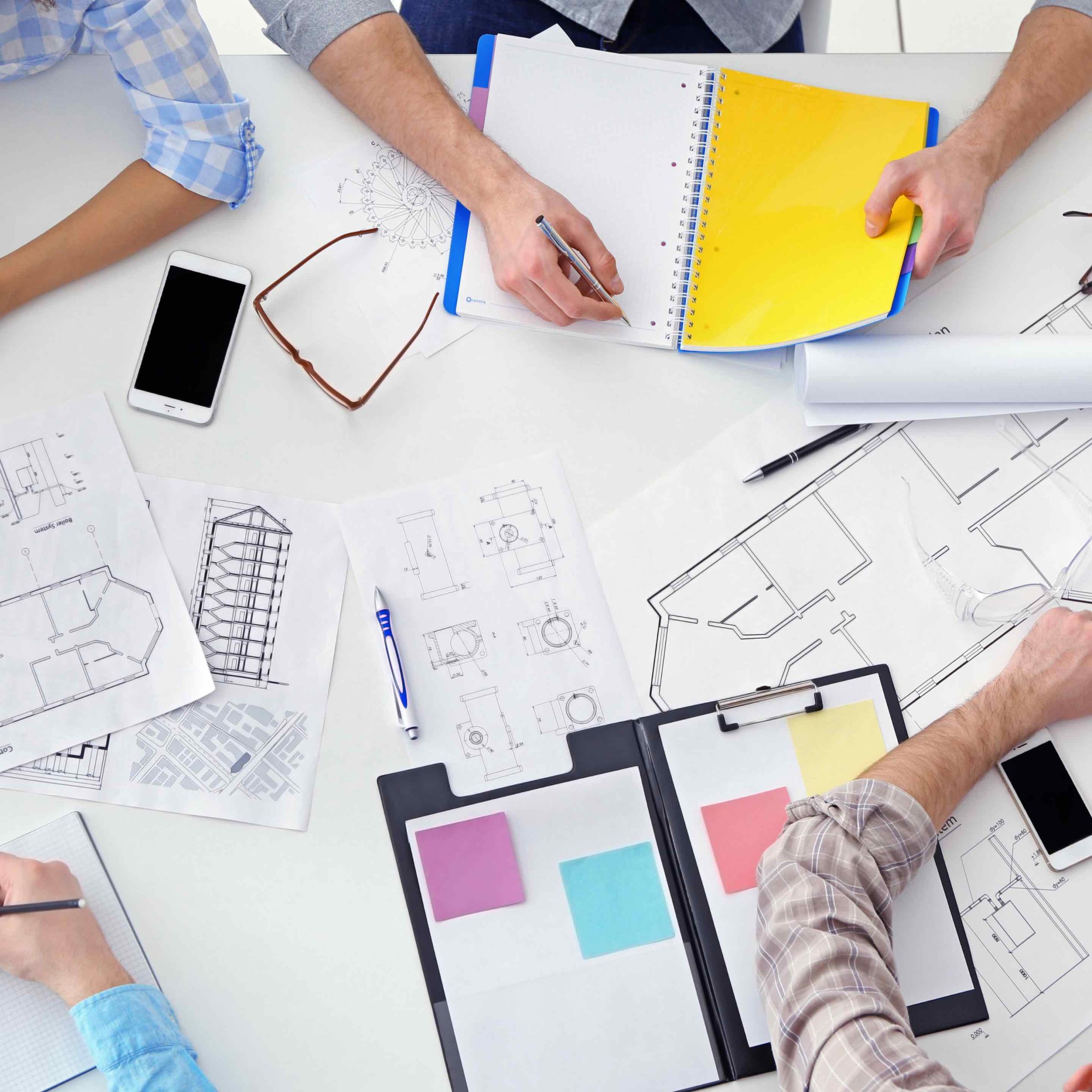 travail-equipe-projet-immobilier-neuf Séance de travail de l'agence immobilière Désormière et Vanhalst avec architecte, géomètre et autres partenaires du projet neuf